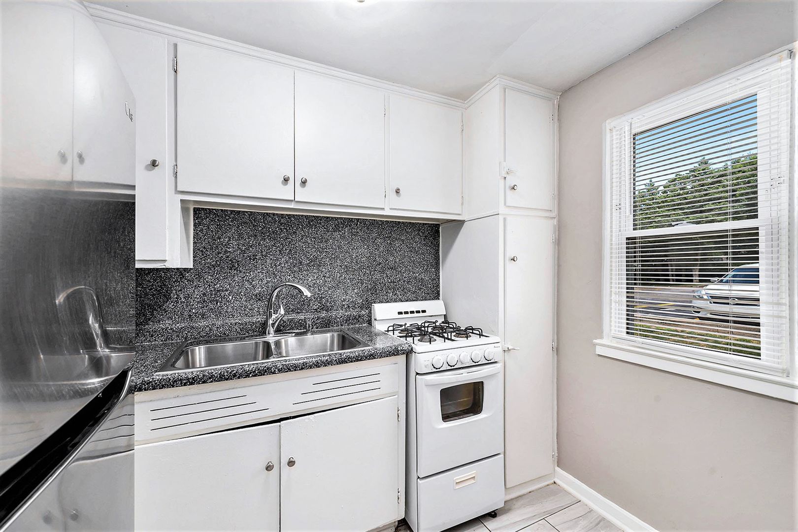 Independence Apartment: 120 W Elizabeth St