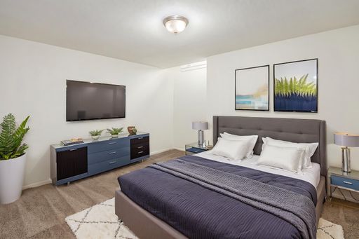 END OF SUMMER SPECIAL! $500 OFF your first month's rent!