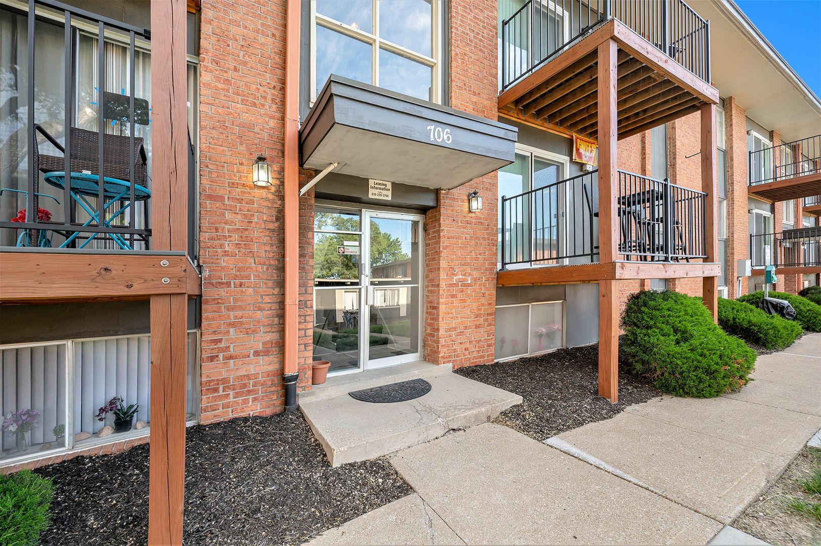 Blue Springs Apartment: 702 SW 15th St