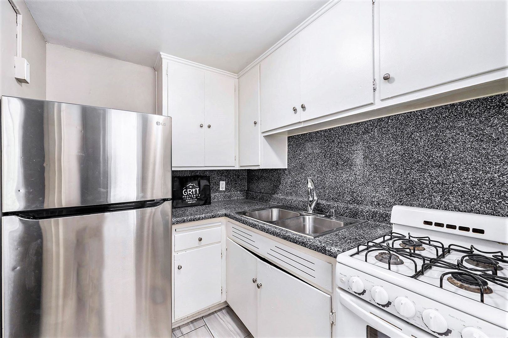 Independence Apartment: 120 W Elizabeth St