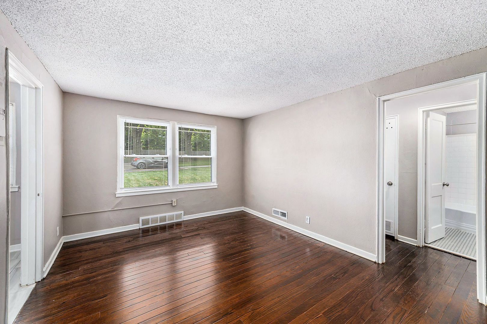 Independence Apartment: 120 W Elizabeth St