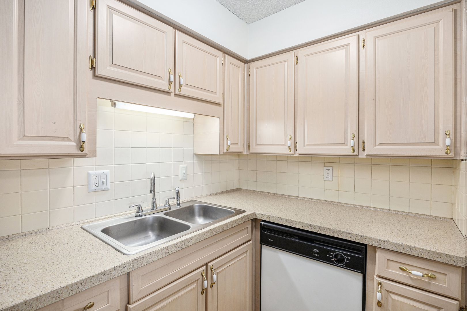 Gladstone Apartment: 7005 N Bales Ave