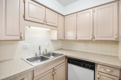 END OF SUMMER SPECIAL! $500 OFF your first month's rent!