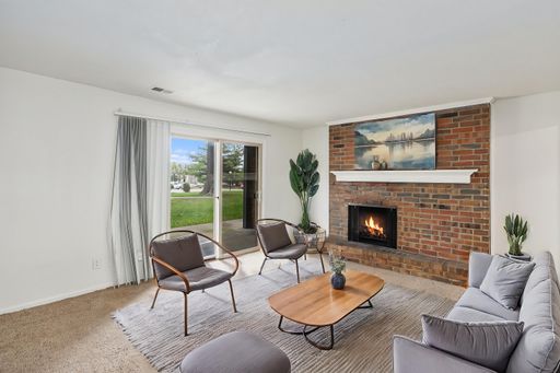 END OF SUMMER SPECIAL! $500 OFF your first month's rent!