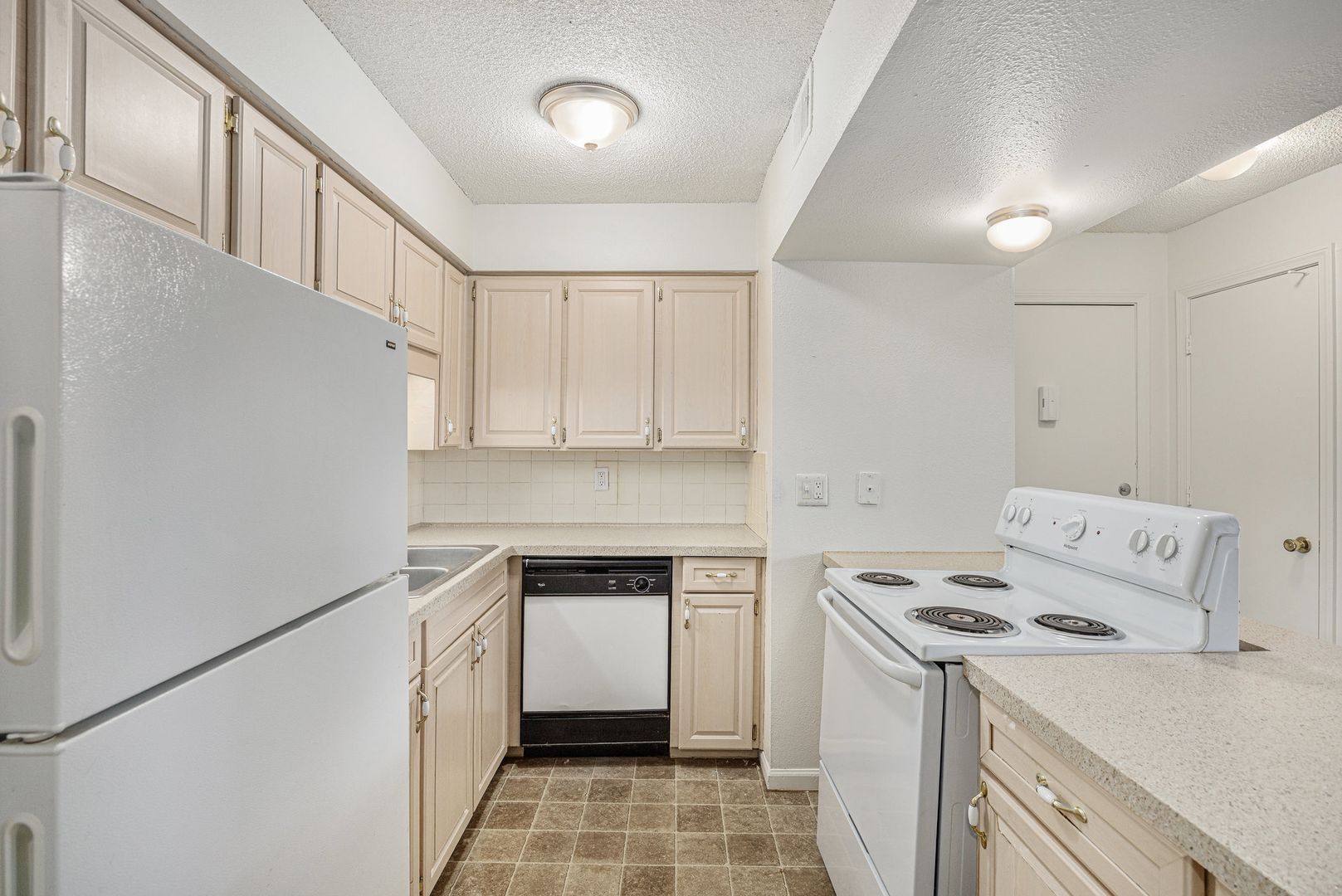 Gladstone Apartment: 7005 N Bales Ave