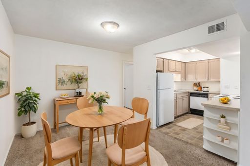 END OF SUMMER SPECIAL! $500 OFF your first month's rent!