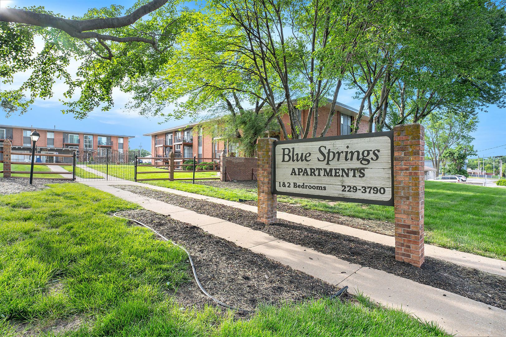 Blue Springs Apartment: 702 SW 15th St
