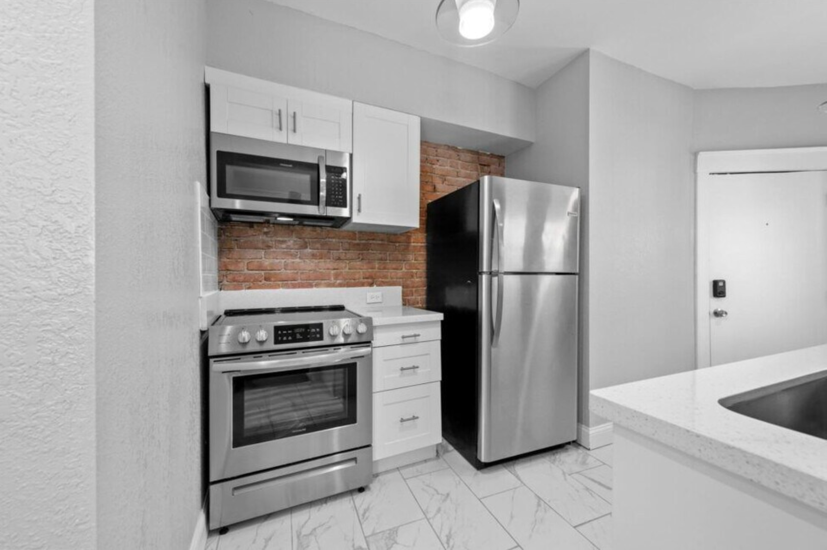 Kansas City Apartment: The Colonial - 4154 Harrison