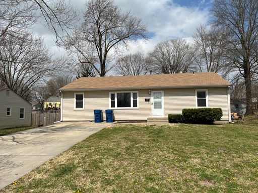 Charming 3 Bed 2 Bath Home in Gladstone! – photo 1