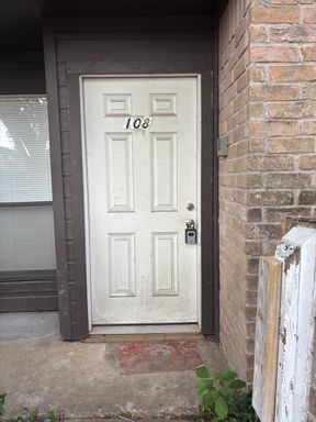 1 bed 1.5 bath Apply now! $200 Move in Special – photo 1