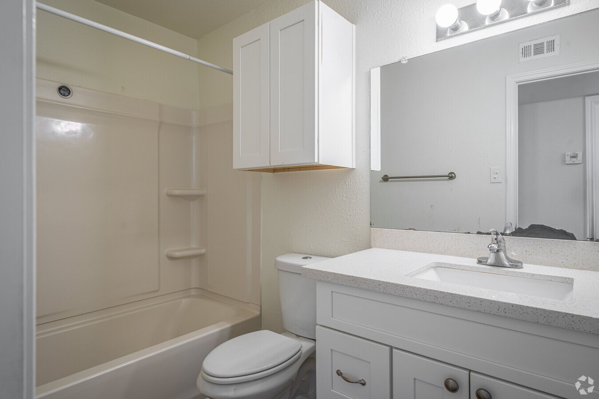 Alvin Apartment: 821 E House St