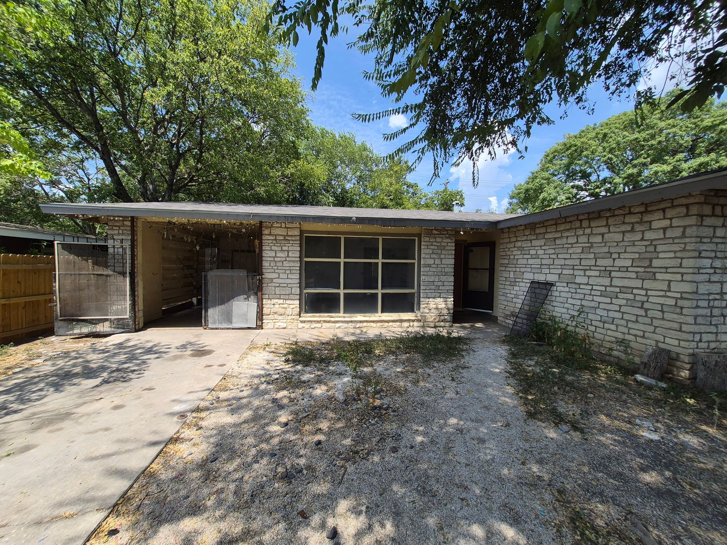SAN ANTONIO House: 807 WEIZMANN ST.