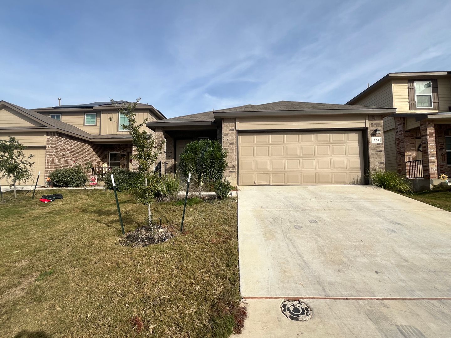 Floresville House: 324 Middle Green Loop