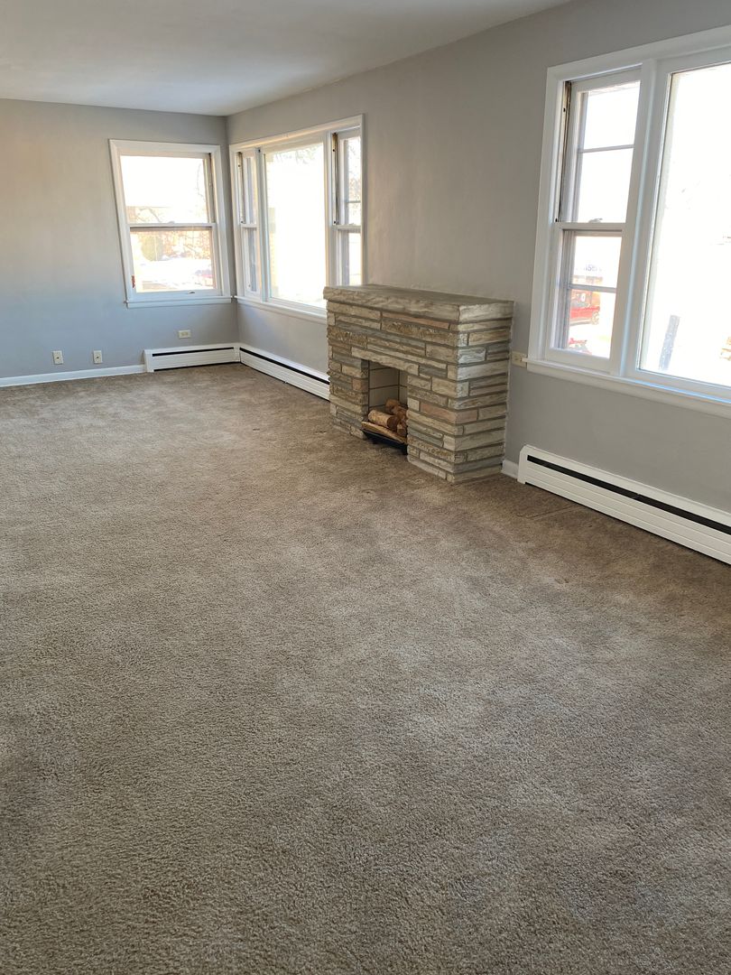 Waukegan Apartment: 1011 Greenwood Ave