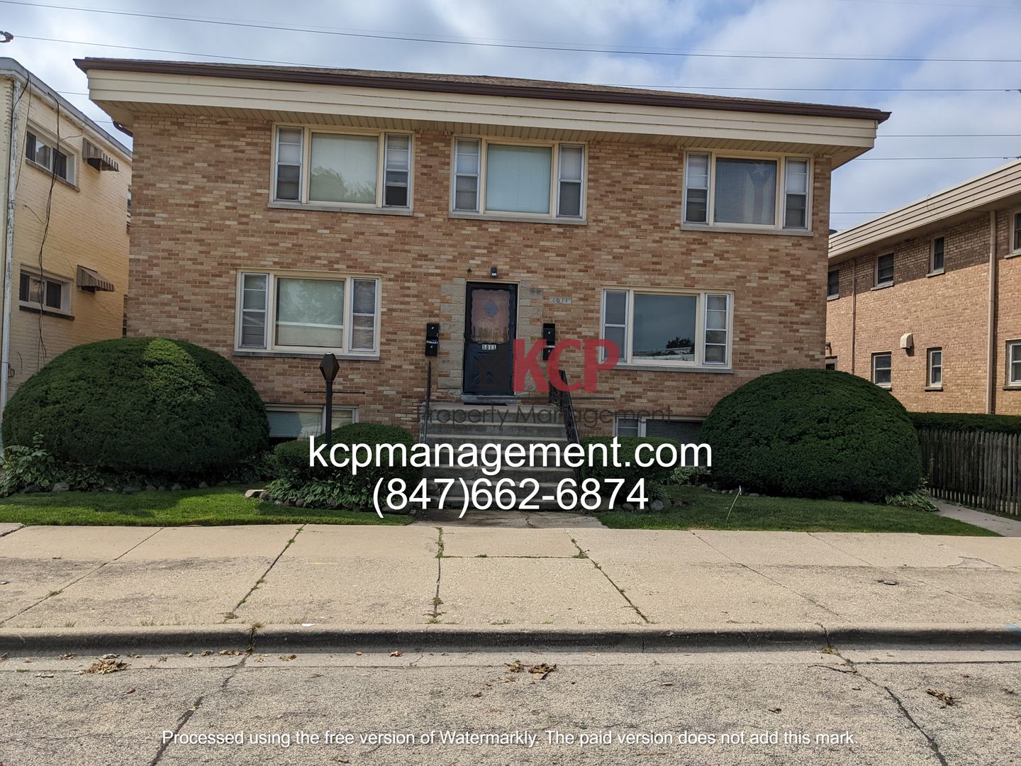 Waukegan Apartment: 1011 Greenwood Ave