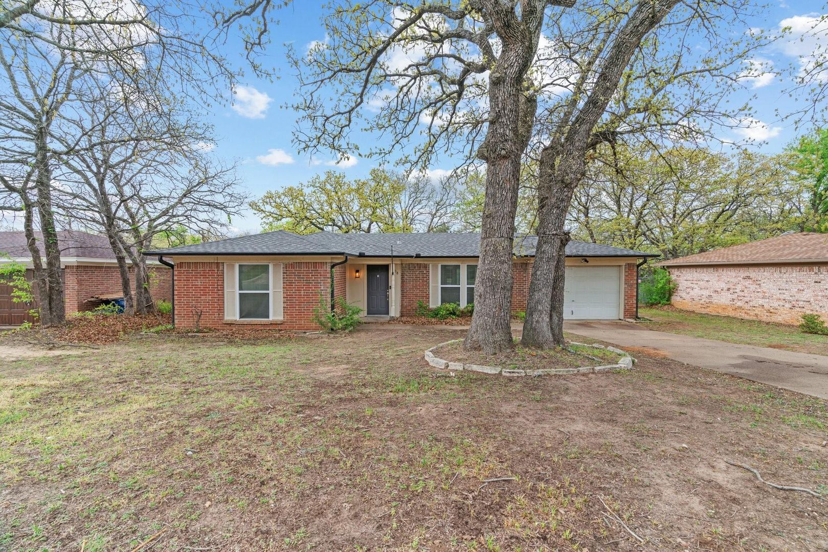 Azle House: 508 Lake Crest Parkway
