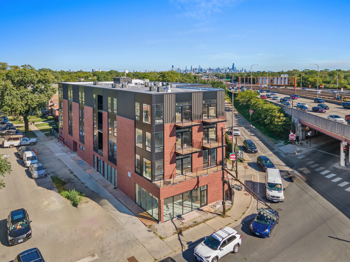 Chicago Apartment: 3953 W Dakin St - 405