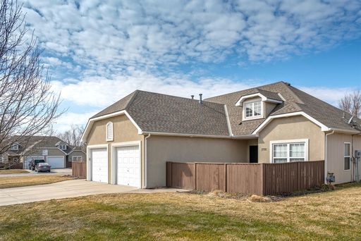 Luxury Duplexes With Garage - Fenced In Yard - Fireplace and W/D Hookup – photo 1