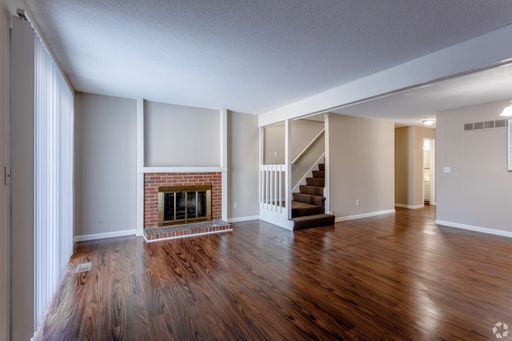 TOWNHOME WITH BASEMENT & GARAGE – photo 1