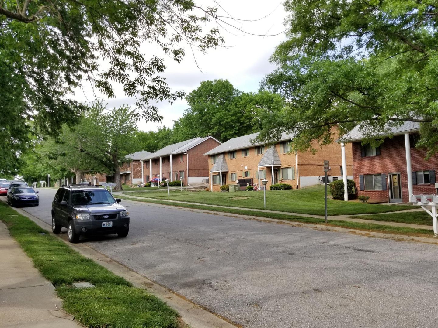 Gladstone Apartment: 7670 N Euclid Ave