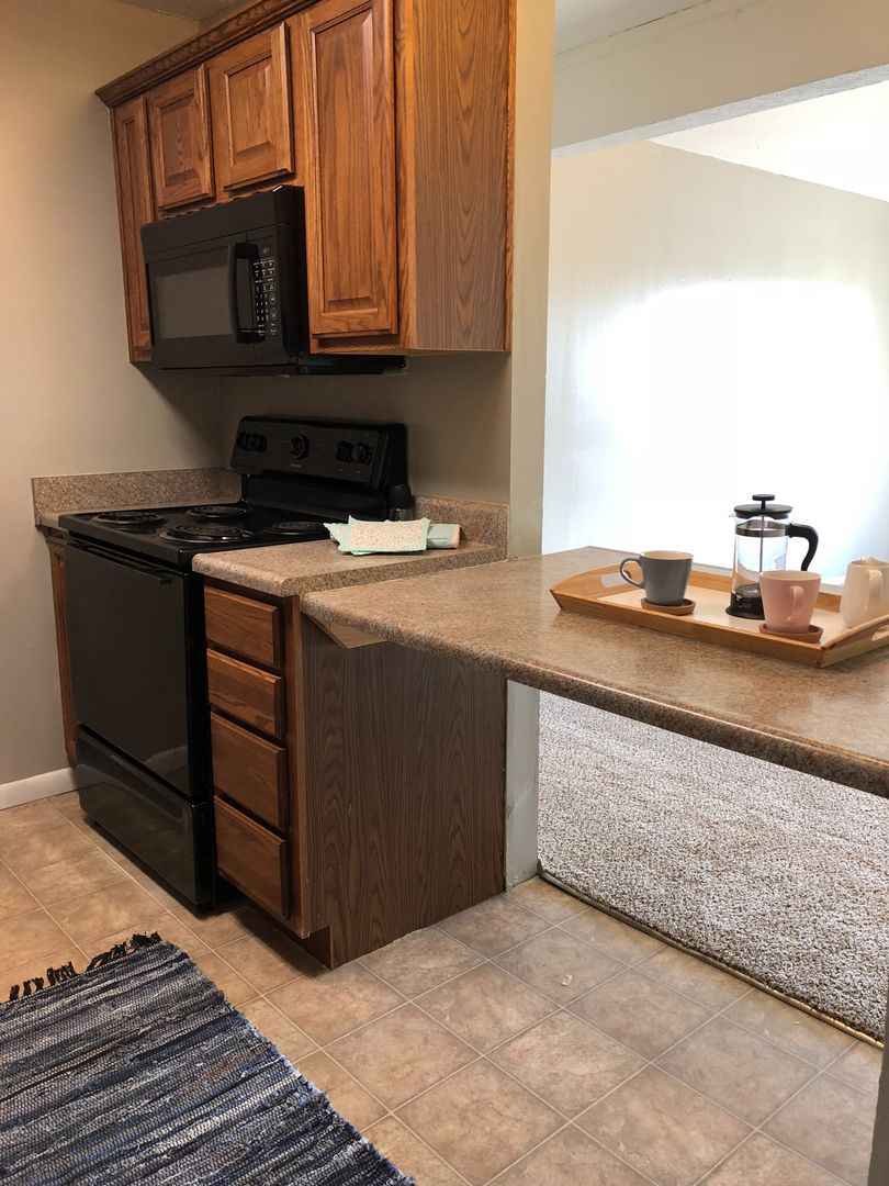 Lawrence Apartment: 2310 W 26th St