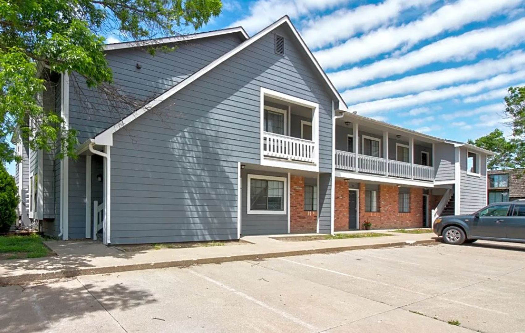 Lawrence Apartment: 2310 W 26th St