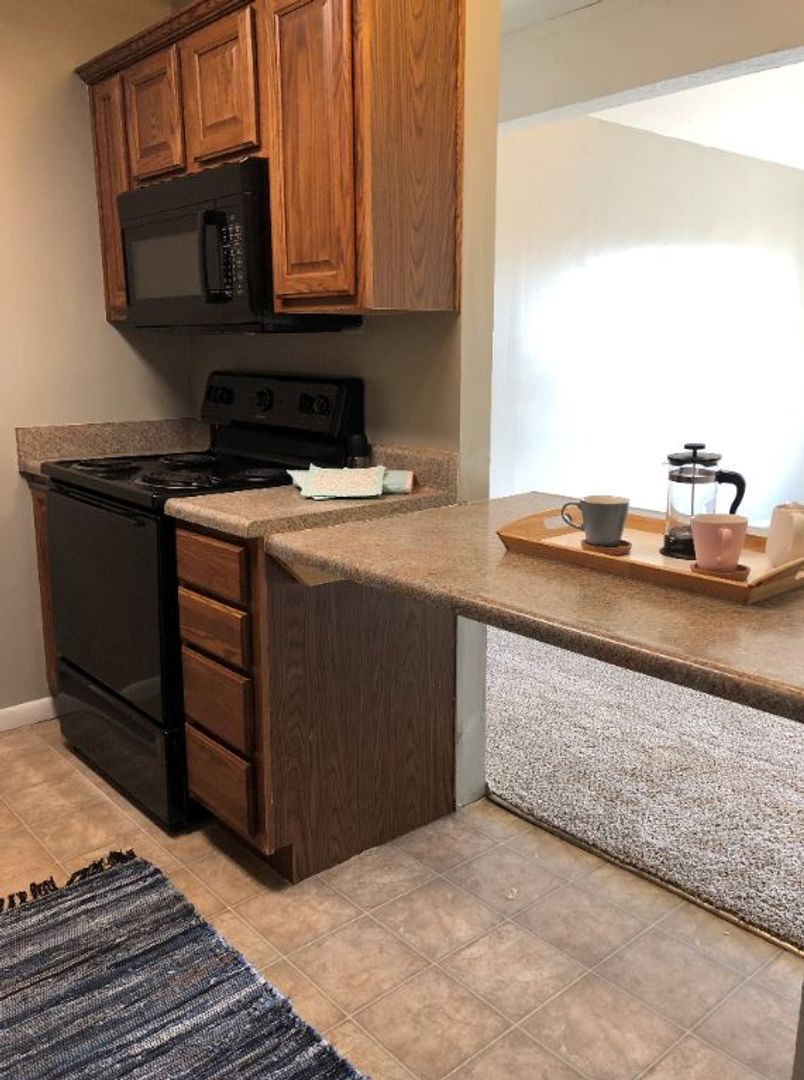 Lawrence Apartment: 2310 W 26th St