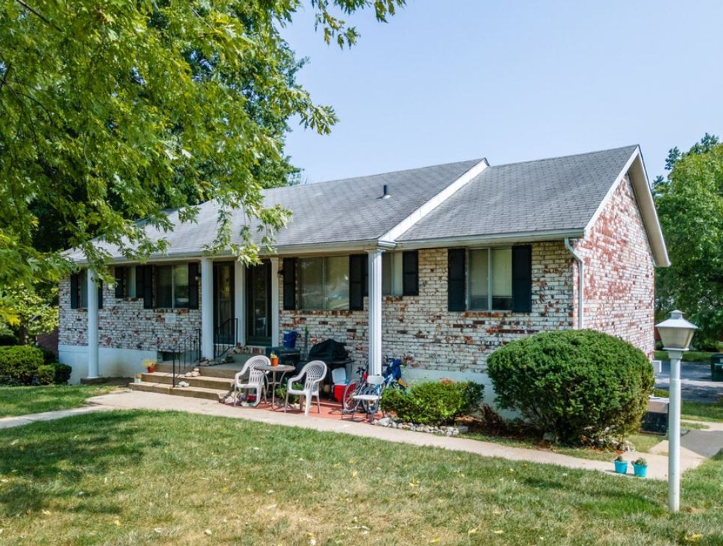 Gladstone Apartment: 7670 N Euclid Ave