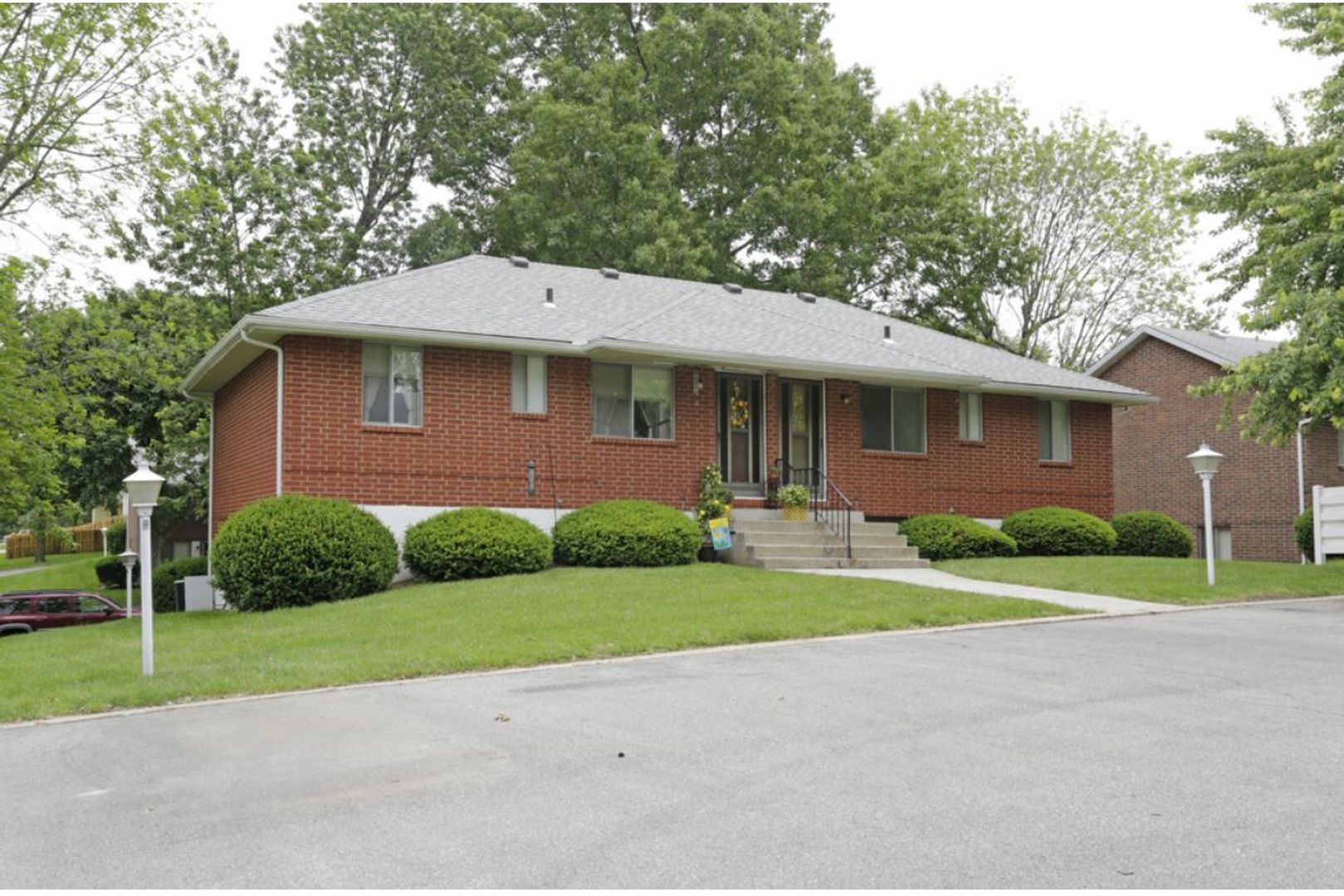 Gladstone Apartment: 7670 N Euclid Ave