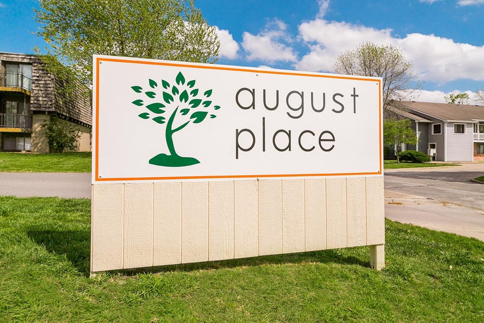 Lawrence Apartment: 2310 W 26th St