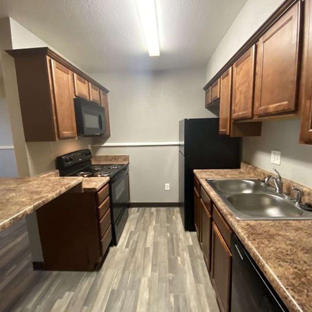 Lawrence Apartment: 2310 W 26th St
