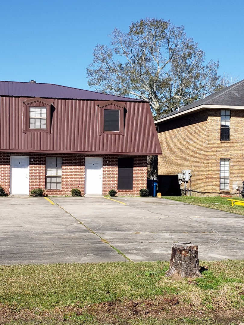 Lafayette Apartment: 104 Country Lane