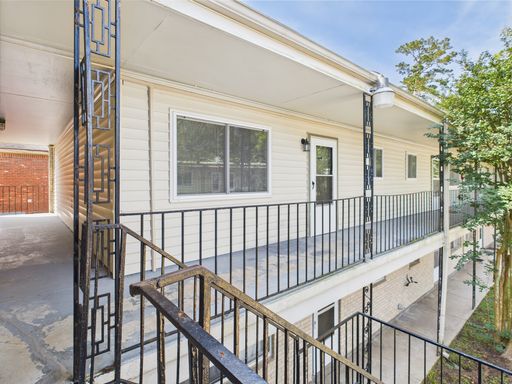 Available NOW! 2 Bed / 1 Bath Apartment in Prime Lafayette Location – photo 1