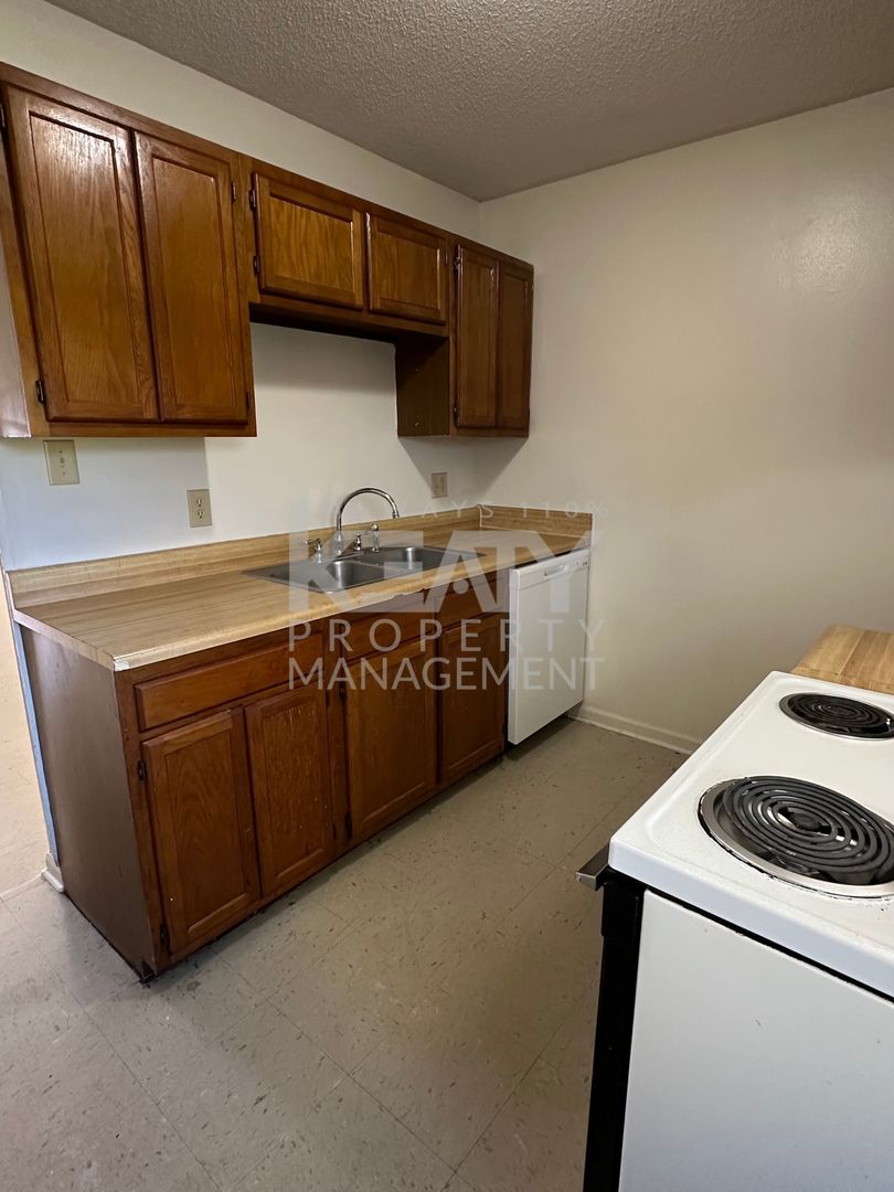 Lafayette Apartment: 104 Country Lane