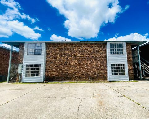 Available NOW! 2 Beds/ 1.2 Bath Apartment