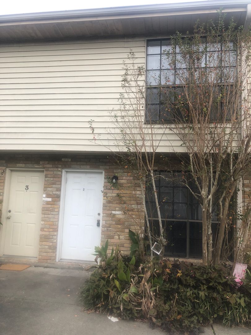 Lafayette Apartment: 112 Country Lane