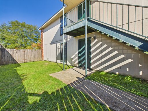 COMING SOON!! 2 Bedroom, 1.5 Bathroom Apartment in Lafayette! – photo 1