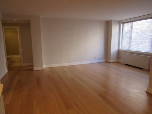 Large Top-Floor One Bedroom! W/D in Unit! Lots of Natural Light! – photo 1