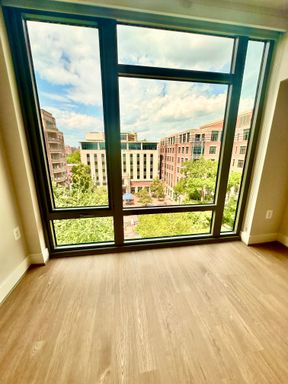 Drake East - Junior One Bedroom with Coveted O Street Views! Utilities included! – photo 1