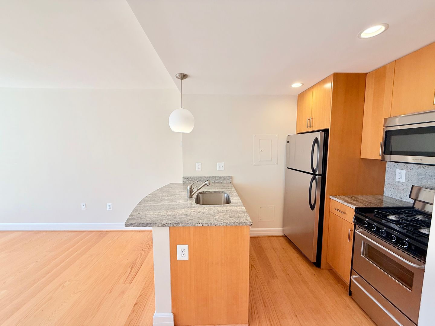 Washington Apartment: 1255 New Hampshire Avenue