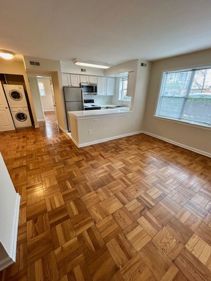 Arlington Apartment: 1660 North 21st Road