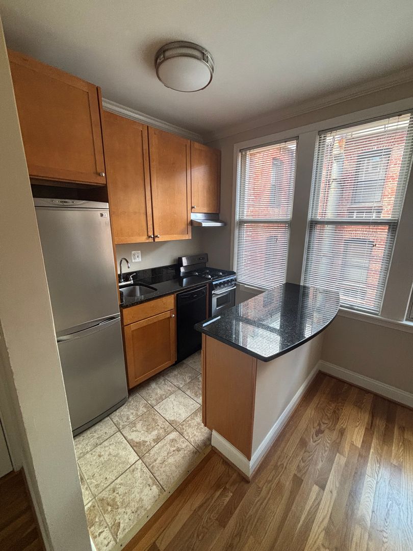 Washington Apartment: 2070 Belmont Rd, NW