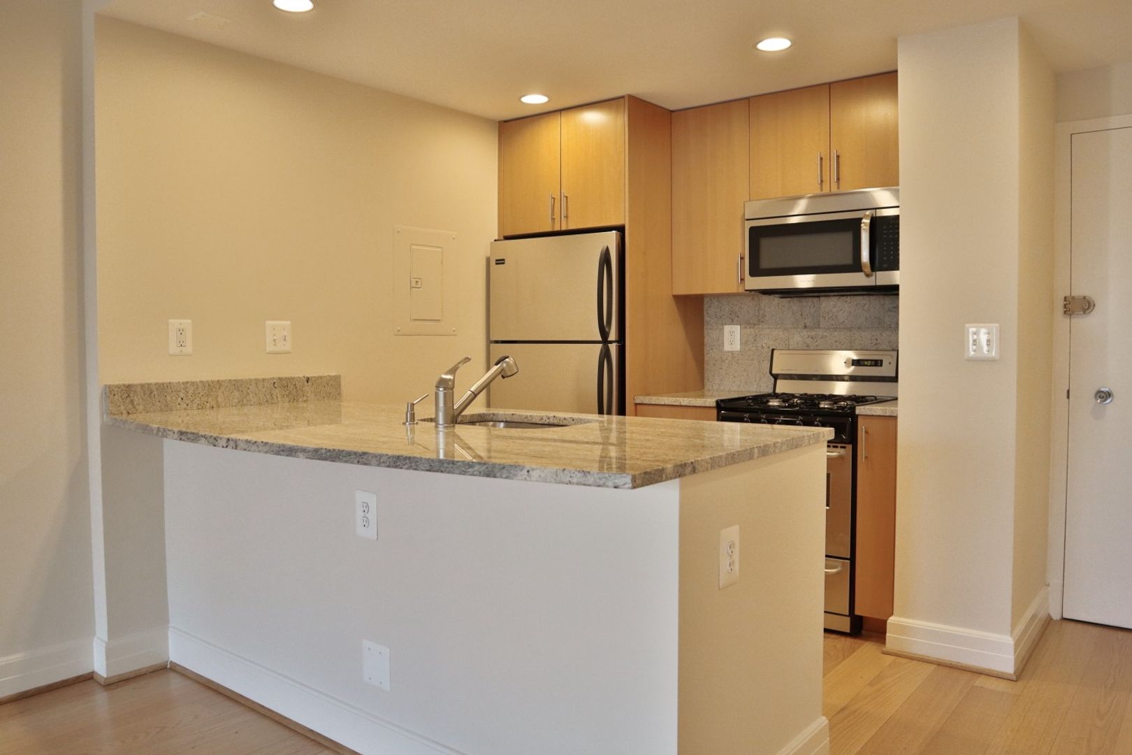 Washington Apartment: 1255 New Hampshire Avenue