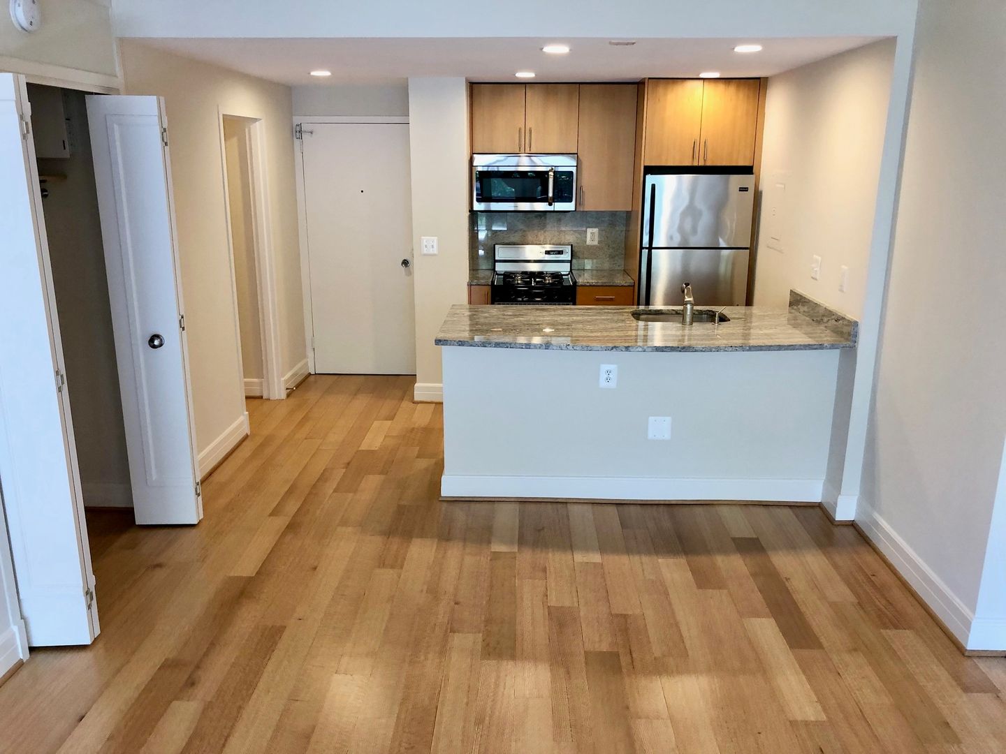 Washington Apartment: 1255 New Hampshire Avenue