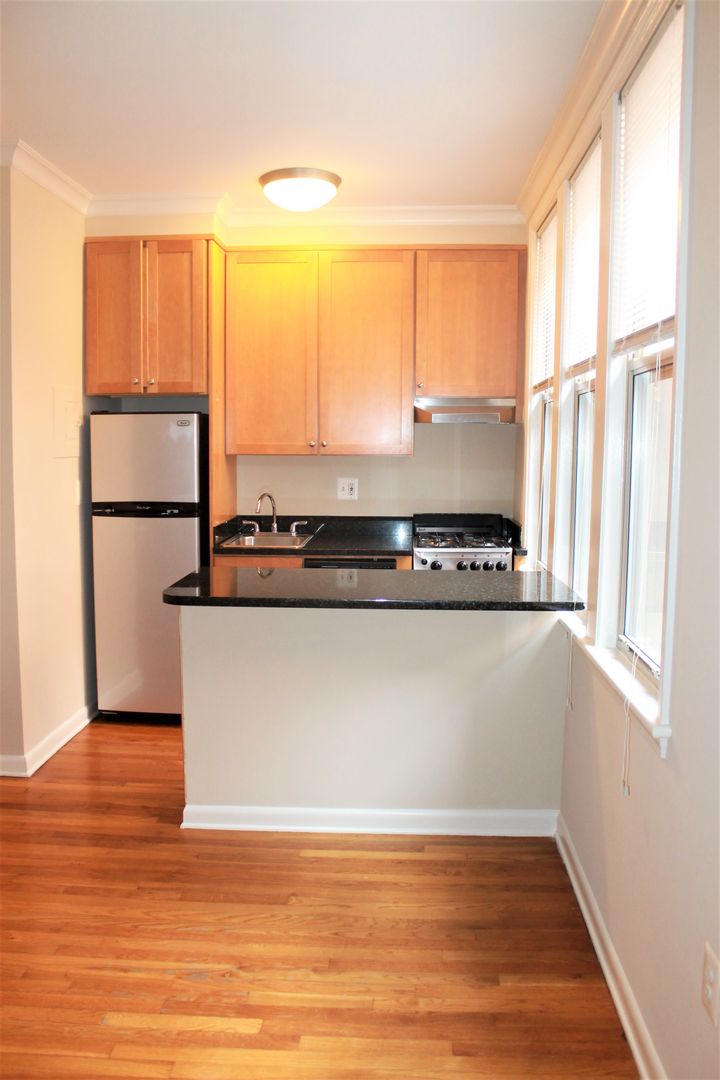 Washington Apartment: 2070 Belmont Rd, NW
