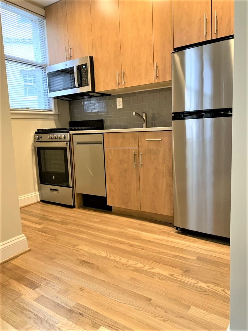 Washington Apartment: 2070 Belmont Rd, NW