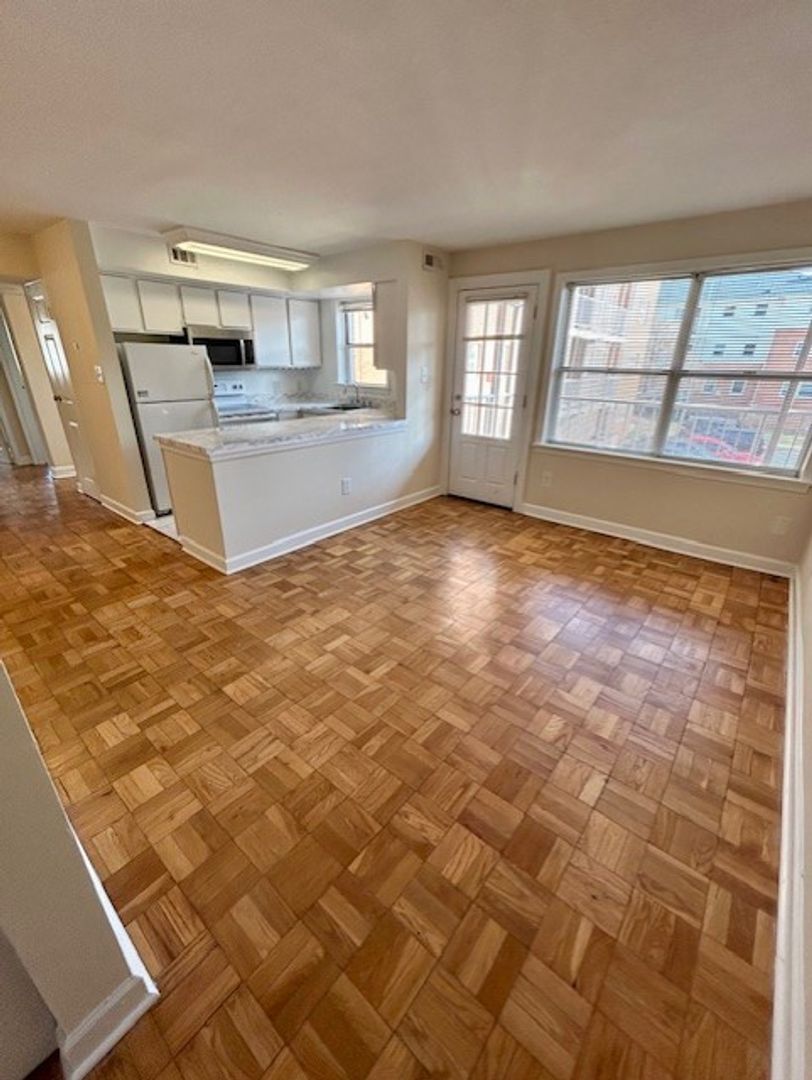 Arlington Apartment: 1660 North 21st Road