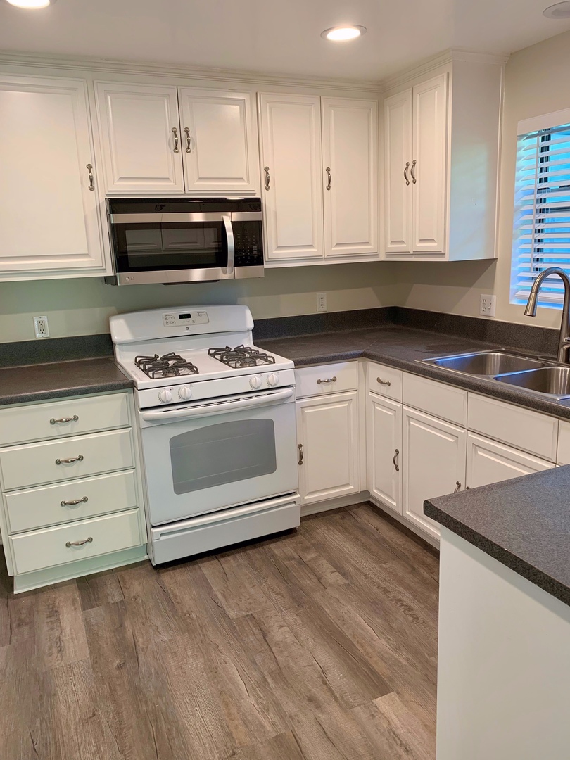 Sierra Madre Apartment: 381 Ramona Ave