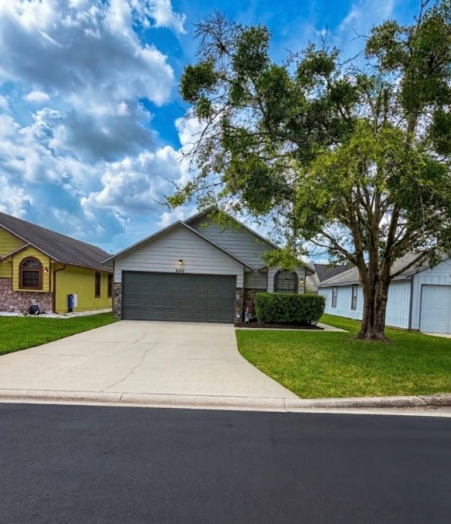 Jacksonville House: 8742 PINEVALLEY LN