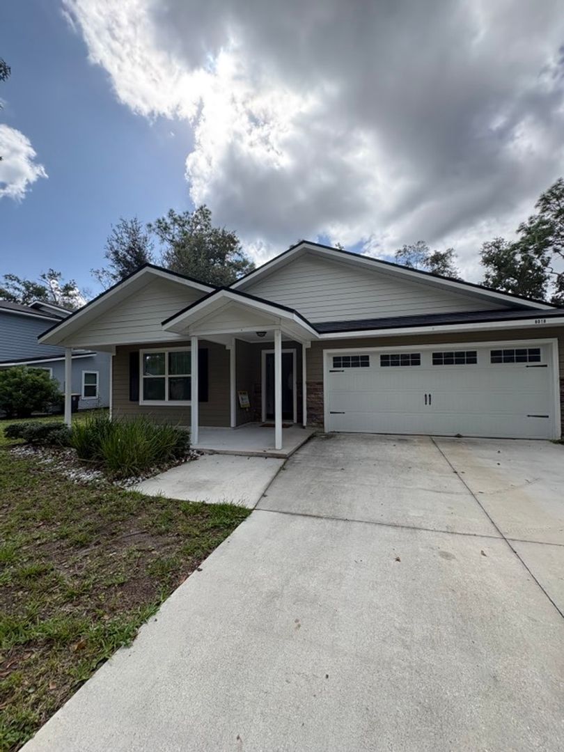 Jacksonville House: 8018 Hastings St